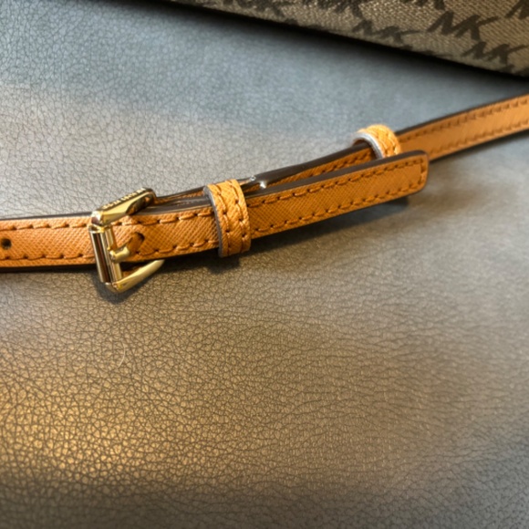 Michael Kors Jet Set Crossbody - Picture 4 of 7